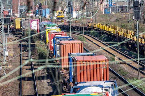 Freight train on the line in front of the Oberhausen-Osterfeld marshalling yard, Container