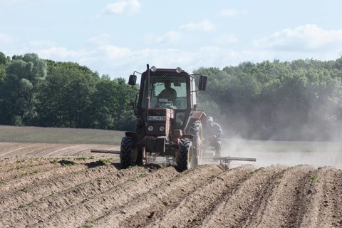 Münchenberge, DEU, 20.05.2020 - Due to the prolonged drought, a tractor pulls a dust plume behind