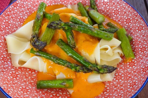 Vegetarian cuisine, green asparagus, wide noodles, pasta, tomato sauce, sauce, vegetables, healthy,