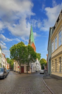 Houses in street Weberstrasse, Weberstraße and St. -Aegidien-Kirche, Aegidienkirche in the city
