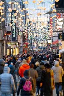 Sunday shopping in Cologne city centre, Hohe Straße, 1st Advent weekend, crowded shopping street,