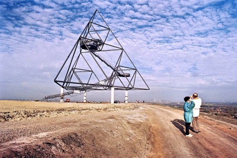 Bottrop, DEU, 12.11.1995 - Visitors to the Emscherblick stockpile event on their way to the