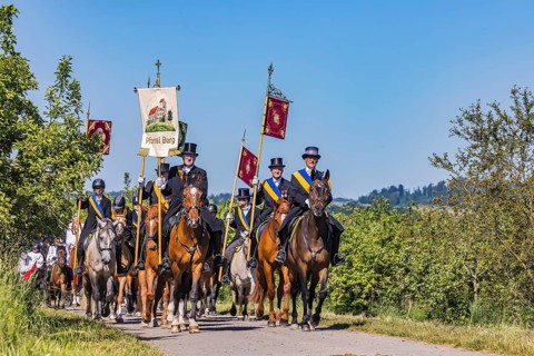 Blutritt in Oberschwaben. Rund 1800 Reiter und (seit 2022 auch) Reiterinnen in Frack und Zylinder