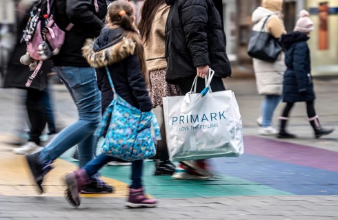 Pedestrian zone, passers-by hurrying, shopping between the years, exchanging, shopping bags,