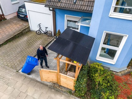 Detached house with various solar modules, in addition to solar panels on the roof of the house,