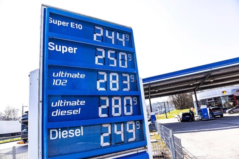 War in the Middle East is causing oil prices to rise. Refueling is becoming more expensive. At the