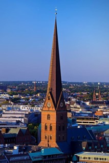 Stadtansicht von oben mit der Hauptkirche St. Petri, Hamburg, Deutschland