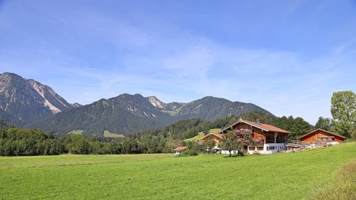 Farmhouse with mountain backdrop, Bayrischzell, Mangfallgebirge, Upper Bavaria, Bavaria, Germany