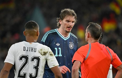 Referee Stuart Attwell in discussion with Nick Woltemade GER (11) Alexander Djiku GHA (23) Football