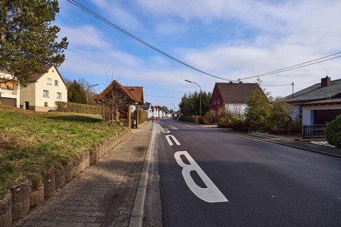 Bus stop junction Ottweilerstr., Uchtelfangen Illingen, residential buildings, blue sky with