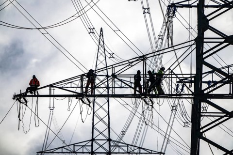 Work on a 380 kV high-voltage overhead line, new construction, along the A57 motorway, near