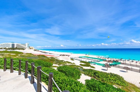 Playa Delfines (Dolphin Beach) nicknamed El Mirador (The Lookout) – one of the most scenic public