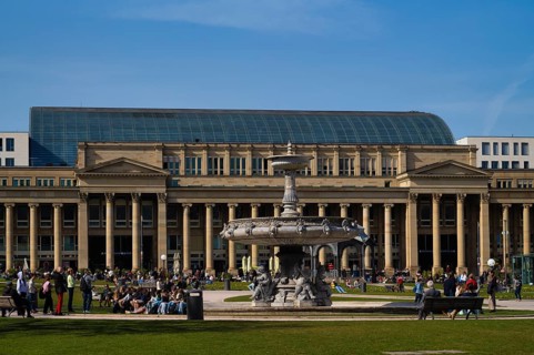 People, passers-by, Schlossplatz, fountain, behind Königsbau, Schlossplatz, Stuttgart,