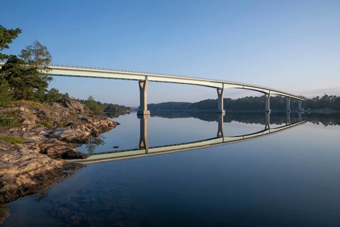 Morning atmosphere, Lövö bridge reflected in the water, Kasnäsintie, Falkö Fjord, Kasnäs, Hitis