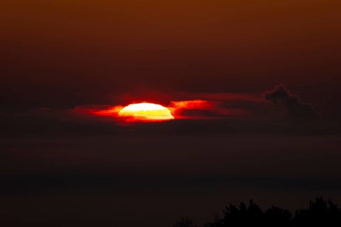 From the so-called Malerblick in Kronberg im Taunus, you can watch the sun break through the fog