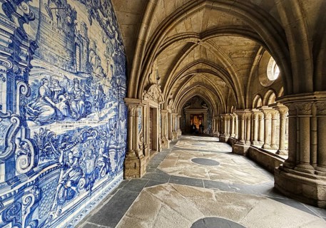 The Gothic cloister of Porto Cathedral was decorated with blue and white azulejos tiles, Sé do