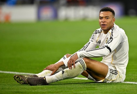 Kylian Mbappé Real Madrid (10) injured Injury Football UEFA Champions League CL Allianz Arena,