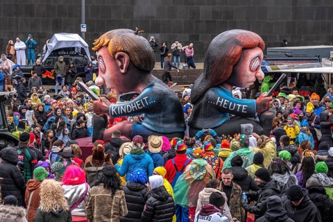 Rose Monday procession in Düsseldorf, theme car by wagon manufacturer Jacques Tilly, topic of