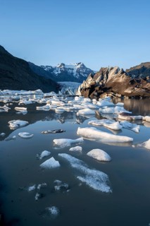 Reflection in the Svínafellslon glacier lagoon with ice floes, Svínasfellsjökull glacier tongue,