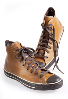 1 pair of shoes, men's shoes, in front of a white background, studio shot