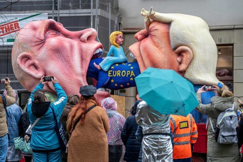 Rose Monday procession in Düsseldorf, theme car of wagon maker Jacques Tilly, Putin and Trump eat