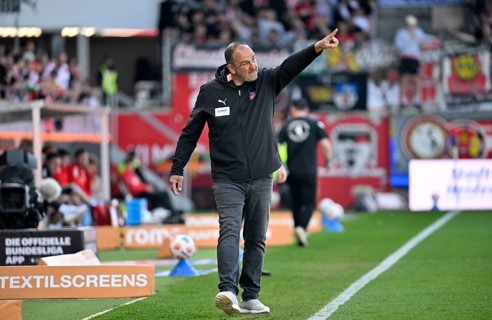 Coach Coach Frank Schmidt 1. FC Heidenheim 1846 FCH on the sidelines gesture gesture soccer
