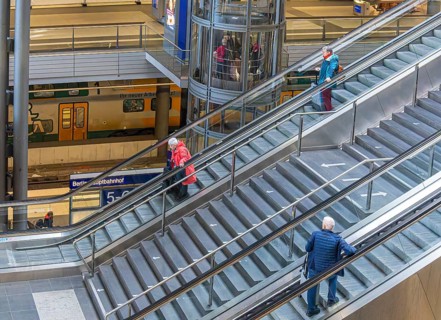 Everyday scenes, travelers and railway employees as well as the interior design, signs, signposts