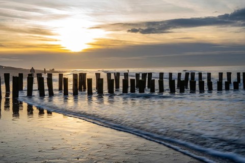 Coastal protection, through wooden posts, paalhoofden, on the beach, breakwater, the piles, some of