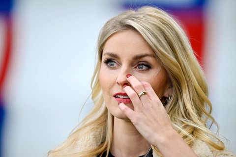 SKY presenter reporter Lisa Hofmann portrait stroking hair out of her face gesture gesture soccer