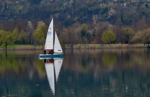 Sailing boat sails on Max-Eyth-See, Hofen, Stuttgart, Baden-Württemberg, Germany