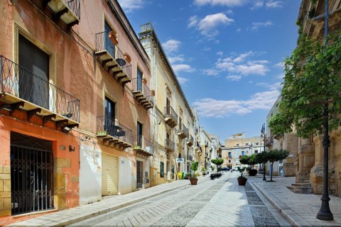 Via Roma, picturesque, pedestrian zone, right town hall, 17th century, historic center, old town,