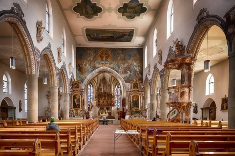 Interior view, nave, gothic choir room, altar, believers, parish church of St. Martin, Wangen im