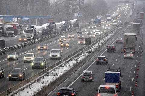 The onset of winter in North Rhine-Westphalia, heavy snowfall, A3 motorway near Hilden, near