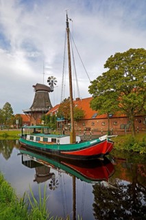 Museum ship Frauke on the Fehn Canal, behind it the Gallerieholländer in Ostgrossefehn,