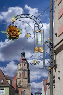 Nose sign of the Hotel Rose, 18th century, Rosenstraße 6, behind the tower of the parish church of
