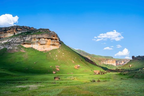 Grassland with sandstone cliffs and cliffs, landscape in Golden Gate Highlands National Park, Free