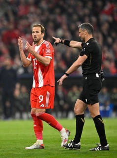 Referee Referee Slavko Vincic (SVN) Gesture Gesture Harry Kane FC Bayern Muenchen FCB (09) Football