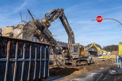 Demolition of the 120 meter long motorway bridge of the A516, across Teutoburger Straße in