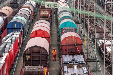 Shunters, check the assembled freight cars at the Hagen-Vorhalle marshalling yard, is one of the 9