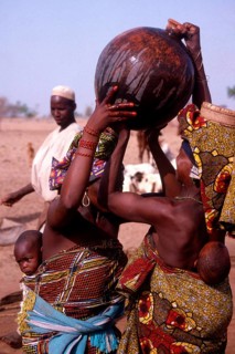 Life in the Sahel region of northern Nigeria, west Africa, early 1980s - women carrying water