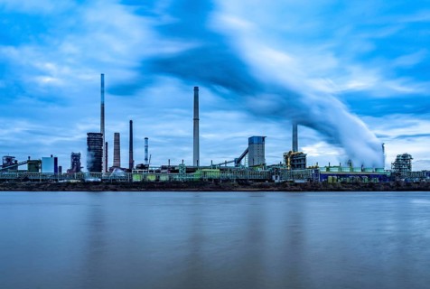 Rhine near Duisburg-Bruckhausen, industrial setting of the ThyssenKrupp steel plant, fire cloud of