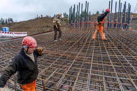 Assembly of reinforcing steel for the reinforced concrete foundation of a wind turbine, a mesh of