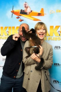 Benno Fürmann, Heike Makatsch, with the monkey, AKIKO DER FLIEGENDE AFFE (cinema release: 05.06