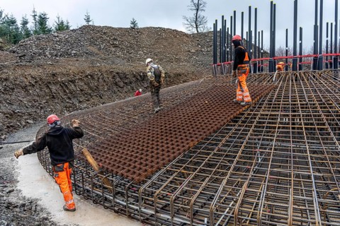 Assembly of reinforcing steel for the reinforced concrete foundation of a wind turbine, a mesh of