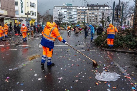 Sweep on Rose Monday in Düsseldorf, the municipal utilities clean up after the train, confetti,