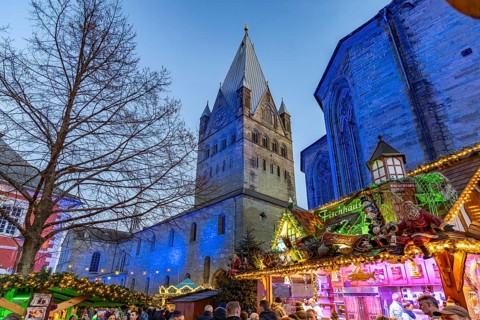 Christmas market and St. Patrokli Cathedral in Soest at dusk, North Rhine-Westphalia, Germany