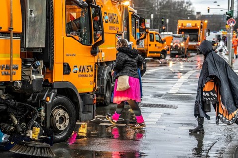 Sweeping on Rose Monday in Düsseldorf, the municipal utilities clean up after the train, confetti,