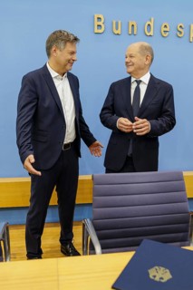 Olaf Scholz (SPD), Federal Chancellor, and Robert Habeck (Alliance 90/The Greens), Federal Minister