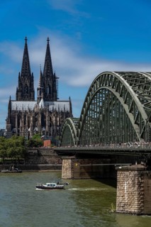 Cologne Cathedral, view from Deutzer Ufer, Hohenzollern Bridge, railway bridge over the Rhine,