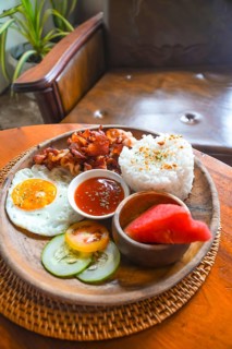 Enjoying a vibrant filipino breakfast in siargao island with crispy bacon, sunny side up eggs,